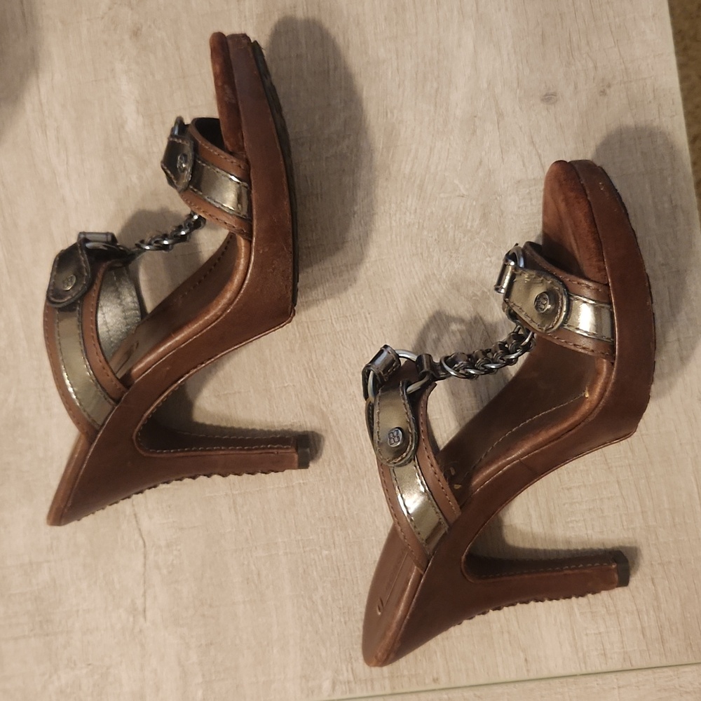 BCBG brown leather heeled sandal 5.5 in excellent condition